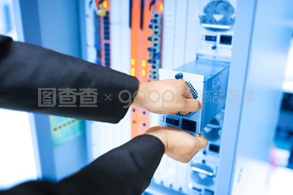 数据中心网络开关安装与维护 确保高效运行的关键步骤